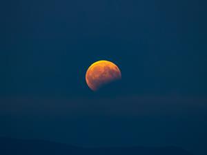 shutterstock_2495699251_moon_mēness.jpg
