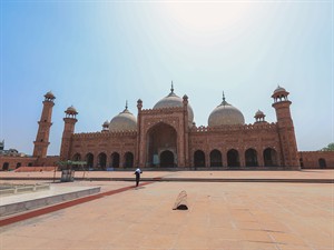 shutterstock_2124349928_Badshahi mosque in Pakistan_Badšahi mošeja Pakistānā.jpg