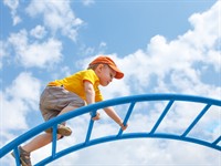 Shutterstock_427814158_kid climbing_bērns rāpjas.jpg