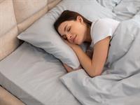 Shutterstock_2430935393_woman sleeping_sieviete guļ.jpg