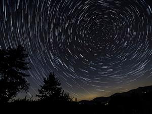 Shutterstock_1804521013_star trail_zvaigžņu ceļš.jpg