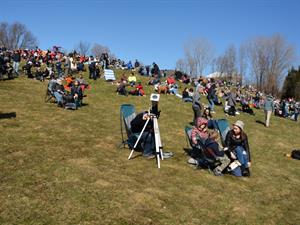 meunierd Shutterstock_watching solar eclipse_novēro saules aptumsumu.jpg