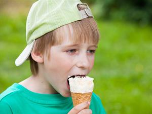 shutterstock_2108666462_boy eating ice cream_zēns ēd saldējumu.jpg