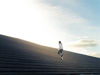 Shutterstock_2329360577_jogging up on staircase_skrien pa kāpnēm.jpg