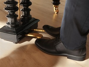 Shutterstock_642423148_feets on piano pedals_kājas uz klavieru pedāļiem.jpg