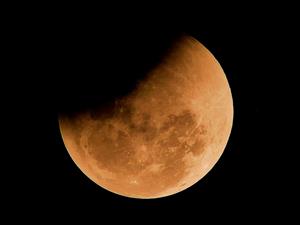 Chattaphan Sakulthong Shutterstock_partial lunar eclipse_daļējs mēness aptumsums.jpg