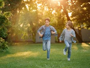 Shutterstock_2205257895_two boys playing_divi zēni spēlejas.jpg