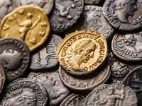 Shutterstock_1907259034_gold and silver coins_zelta un sudraba monētas.jpg