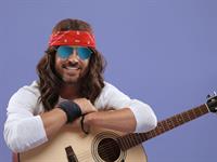 Shutterstock_2354266955_hippie with guitar_hippijs ar ģitāru.jpg