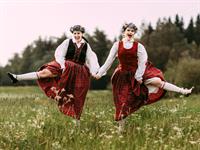 Shutterstock_2138290039_latvian girls having fun_latviešu meitenes izklaidējas.jpg