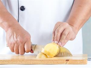 sagriez kartupeļus chop potatoes.jpg