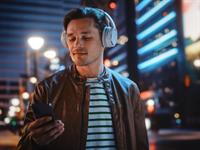 Shutterstock_2037557081_man in headphones_vīrietis austiņās.jpg