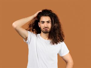 Shutterstock_2394593209_curly hair man_sprogains vīrietis.jpg