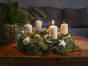 Shutterstock_2370621847_advent wreath_adventes vainags.jpg