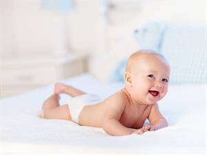 Shutterstock_2468574849_baby laughing_mazulis smejas.jpg