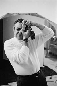 1024px-Jacques_Rouchon,_auto-portrait,_rue_de_Marignan_années_1970.jpg