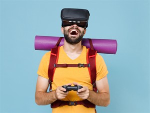 shutterstock_1791408386_traveling in vr_ceļošana virtuālajā realitātē.jpg
