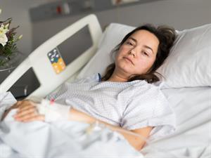 Shutterstock_1063372304_woman in hospital_sieviete slimnīcā.jpg