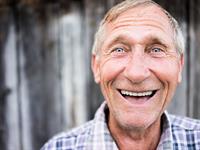 Shutterstock_224903443_old man smiling_vecs vīrietis smaida.jpg