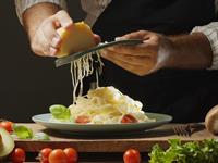 shutterstock_2466542223_grating cheese_rīvē sieru.jpg