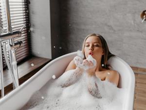 Shutterstock_2113049330_have a bath_iet vannā.jpg