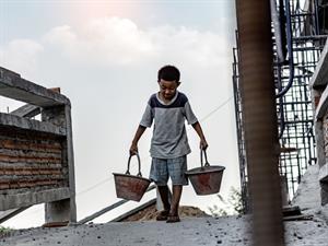 Shutterstock_1383560885_boy working_puika strādā.jpg