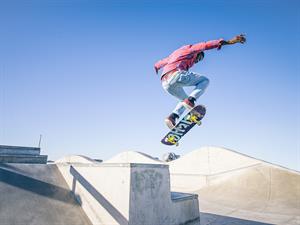 shutterstock_373128292_skateboarding_braukšana ar skrituļdēli.jpg