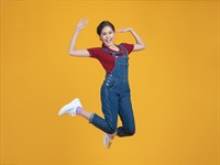 shutterstock_1943586349_girl in denim dungarees_meitene džinsa kombinezonā.jpg