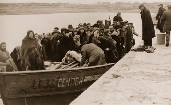 Bēgļu_laiva_Hervikenas_ostā_Gotlandē_1944._gada_10._novembrī (1).jpg