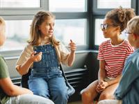 Shutterstock_2247627303_kid talking_bērns runā.jpg