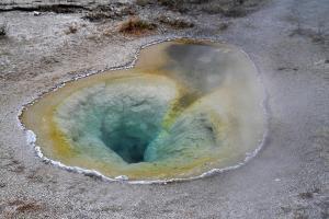 4-hot-springs-and-geysers-in-yellowstone-pierre-leclerc.jpg