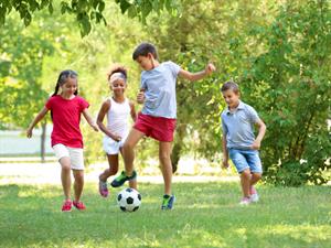 Shutterstock_717236839_playing outside_spēlēties ārā.jpg