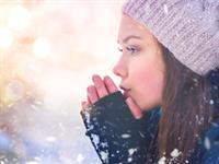 Shutterstock_522300790_girl in winter_meitene ziemā.jpg
