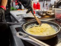 Shutterstock_2471540401_frying eggs_cep olas.jpg