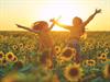 Shutterstock_1927383953_girls in sunflower field_meitenes saulespuķu laukā.jpg