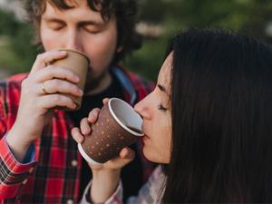 Shutterstock_2173605189_couple drinking_pāris dzer.jpg