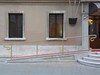 Shutterstock_405327496_wheelchair ramp_ratiņkrēsla rampa.jpg