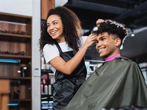 Shutterstock_1955233459_hairstylist_hairdresser_frizieris.jpg