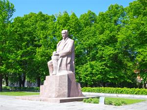 futuristman Shutterstock_statue of Rainis_Raiņa piemineklis.jpg