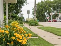 Shutterstock_2529069339_suburban sidewalk_trotuārs pie mājas.jpg