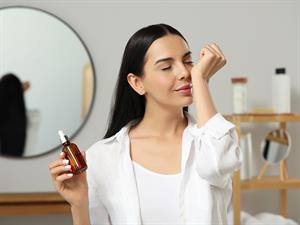 shutterstock_2238997915_smelling_smaržo.jpg