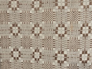 shutterstock_2693434379_latvian ethnographic woven blanket_latviešu austā sega ar etnogrāfiskajām zīmēm.jpg