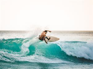 Shutterstock_1591974517_surfing_sērfošana.jpg