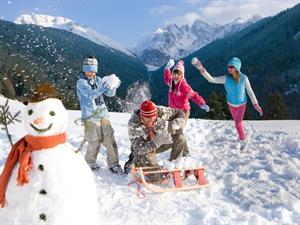 Shutterstock_1846400689_family snowball fight_ģimene pikojas.jpg