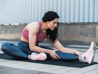 Shutterstock_2367892261_streching legs before jog_iesilda kājas pirms skriešanas.jpg