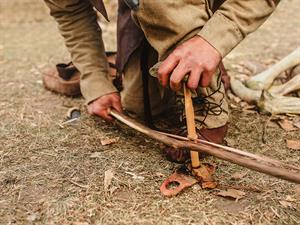 shutterstock_1621106848_kindle fire by friction_uguns iegūšana ar berzes palīdzību.jpg