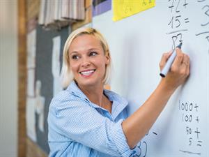 Shutterstock_1104967031_teacher_skolotāja.jpg