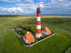 Leuchtturm_in_Westerheversand.jpg