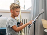 Shutterstock_2351324151_learning play trumpet_mācās spēlēt trompeti.jpg