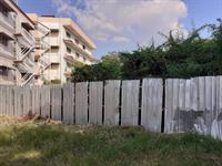 Shutterstock_2526602337_zinc fence_cinka žogs.jpg